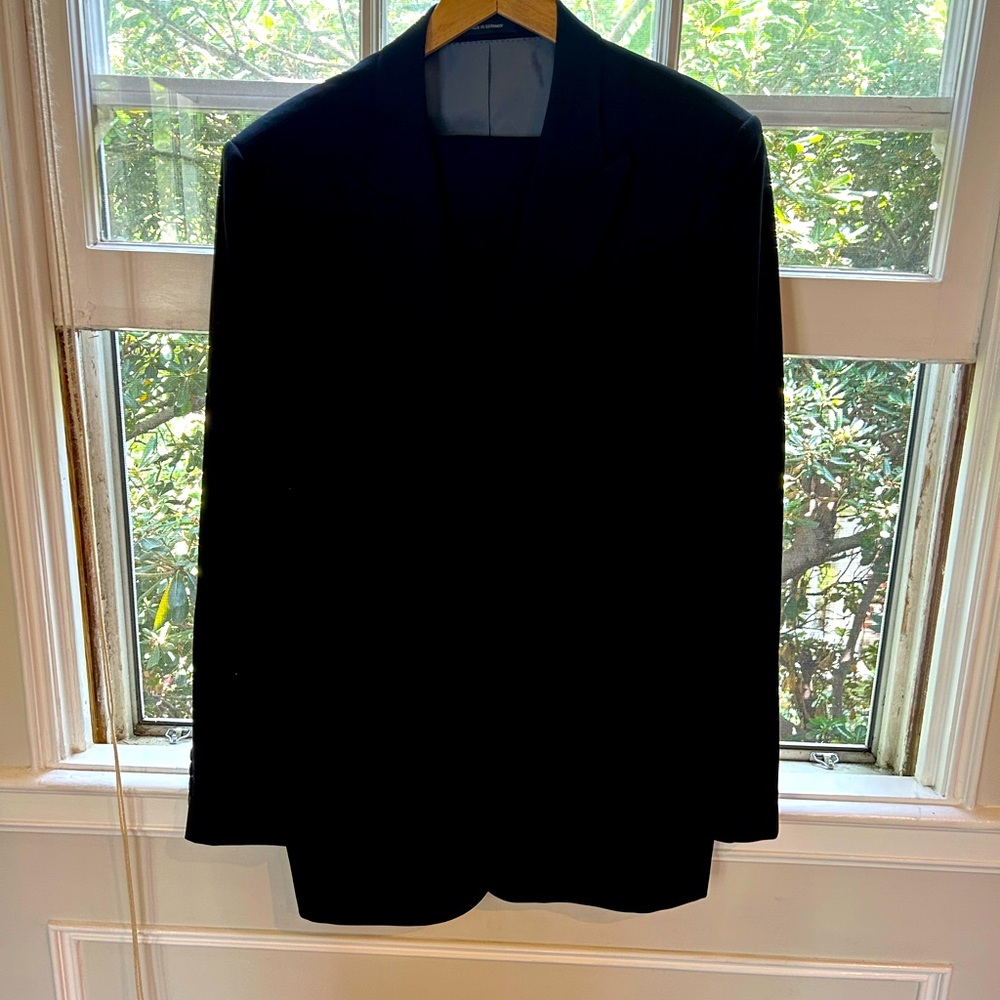 BOSS classic men’s single breasted suit in 42R.